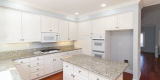 Spacious 6 Bedroom Home With Huge Backyard! Gallery 7