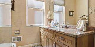 Stunning 5 Bedroom 2.5 Bathroom Home in Squirrel Hill Gallery 35