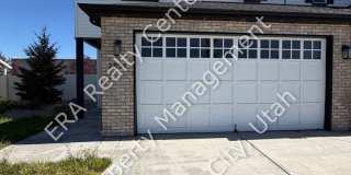 Move-In Bonus!! 3 Bed 2.5 Bath Twin Home in Crescent Hills Gallery 1