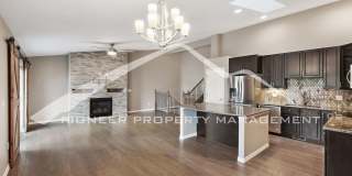 Stylish Townhouse 2bed / 2bath, 2 car garage and AC in Gated Community Near Powers Corridor Gallery 11