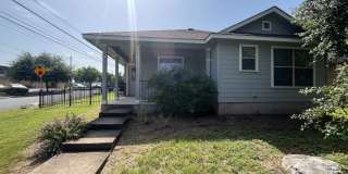 4 Bed House - North of UT Campus Gallery 1