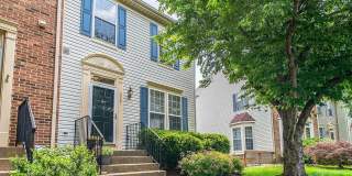Beautiful & Comfortable 3 Bed 4 Bath End Unit Gallery 1