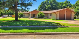 Available NOW! *** SPECIAL $200 OFF 1ST MONTH’S RENT***Fabulous Home on Huge Corner Lot with Circle Driveway!!! Gallery 1