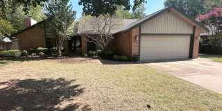 Comfort and Character on Lakeside Circle Gallery 1