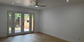 Fully Remodeled 3 Bedroom/ 2 Bathroom Duplex w/ Modern Finishes & Private Yard! Gallery 14