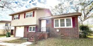 THREE BEDROOM/TWO BATH SPACIOUS HOME - CENTRAL LOCATION Gallery 1