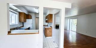 4 Bed/3 Bath Three Story Condo Near Bus Routes and Shopping Gallery 6