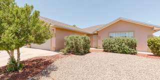 Spacious 4 Bedroom 2 Bath Home near Shopping Gallery 1