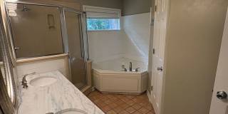 Spacious and well-maintained home located in the heart of Arlington! Gallery 14