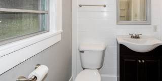 Cozy 2BD/2BTH in South Knoxville Gallery 21