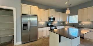 Great, modern 2 bedroom 2.5 bath available in South Austin! Gallery 8