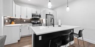 Bright 1 Bed Condo with Fitness Center & Prime Superior Location Gallery 1