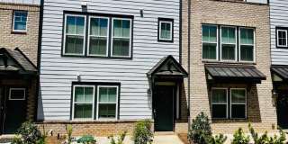 Beautiful 4BR Townhouse in Ballantyne Gallery 5
