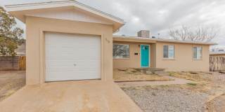 Bright  Inviting 3 Bed 1 Bath Home - Featuring Large Backyard! Gallery 1