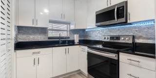 9410 N Hollybrook Lake Dr 9410 N Hollybrook Lake Dr Gallery 1