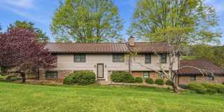 Spacious 5-Bedroom Home in Prestigious Blacksburg Country Club Estates Gallery 1