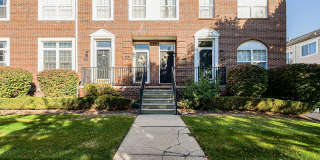 Available now!!Welcome to this charming 2-bedroom, 2-bathroom Condo in Sterling Heights, MI. Gallery 19