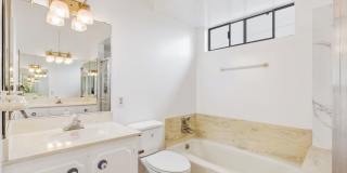 HUGE TOP FLOOR 2 BED 2 BATH IN PRIME SANTA MONICA! -FIREPLACE, BALCONY & GARAGE PARKING SPACE Gallery 30