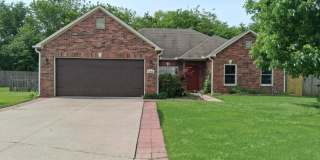 Charming 3-Bedroom Home with Spacious Yard in Quiet Farmington Neighborhood Gallery 1