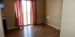 Cute & Clean 3 bedroom Townhome in the Heights Gallery 1