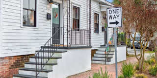 Charming Railroad-Style Townhouse Near Forsyth Park & Starland Gallery 1
