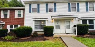 4 Bedroom 2.5 Bath Townhouse Gallery 1