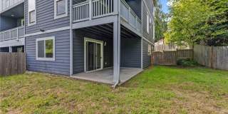 Newer Modern Townhome, Attached 2 car garage, Bedroom and bath on ground level Gallery 4
