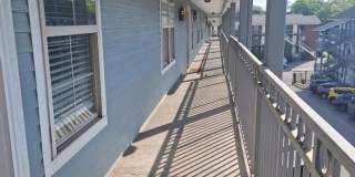 Walking distance to UT/ Very short walk Gallery 29