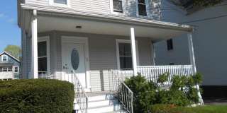 Huge 4 bedroom unit with A/C,  in-unit laundry and parking in Oak Square! Gallery 3