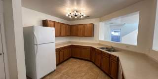 Two-Story 3 Bed/2.5 Bath with 2nd Floor Laundry Room! Gallery 7
