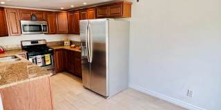 Beautifully Vista Upgraded Upstairs Corner Condo Gallery 12