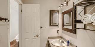 Downtown 2 BDR / 2BA - Walk to Everything Gallery 21