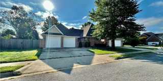 Prime Location 4 Bedroom 3 1/2 bath 2 garages! Gallery 32