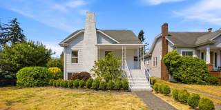 Steps from Green Lake ,6 bed 3 bath home with 2 kitchens and 2 laundry rooms. Gallery 1