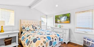 Gorgeous 3 bed 3.5 bathroom home available month to month in the highly desired city of Corona Del Mar. Gallery 26