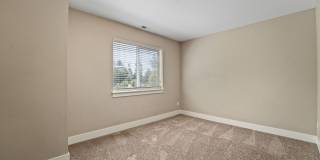 Close proximity to Old Mill District and downtown Gallery 32