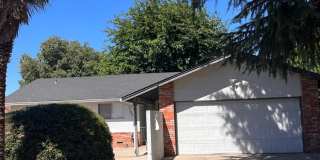 3 Bedroom/2 Bath House Close to Shopping Gallery 1