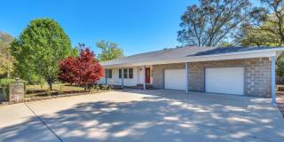 Charming 3 Bedroom w/ Large Garage & Attached Workshop!! Gallery 1