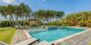 Private North Shore Oasis: Unique Pod-Style Estate with Zero-Edge Pool & Ocean View Gallery 1