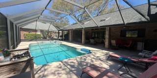Beautiful 3 bedroom 2.5 bathroom pool home Gallery 31