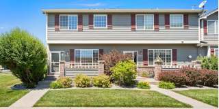 3 Bedroom, 3.5 bathroom End-Unit Townhome! Gallery 1