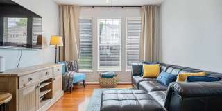 Beautiful & Comfortable 3 Bed 4 Bath End Unit Gallery 7