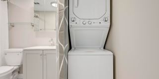 Modern, Tranquil, High-End Apartment in Downtown Downers Grove Gallery 3