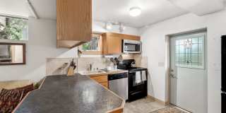 Super Sweet Cottage Living, Centrally Located! Gallery 13