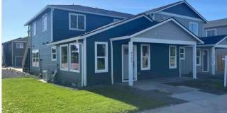 Newer Central Point 3 Bedroom / 2.5 Bath with views of the Table Rock Gallery 1