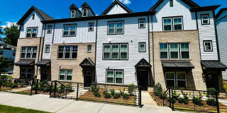 Beautiful 4BR Townhouse in Ballantyne Gallery 1