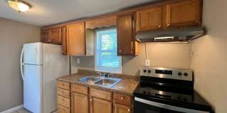 Cozy 2 Bedroom Home with Large Backyard Gallery 8