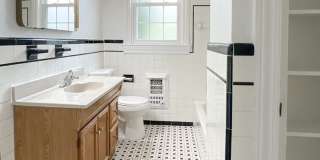 Bright & Spacious 2BR Unit w/ Bay Windows! Gallery 15