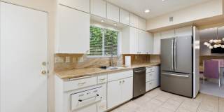 Retro/70's Spacious Condo! Gallery 1