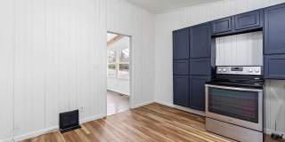 Charming 3 bedroom home with huge yard! Gallery 9